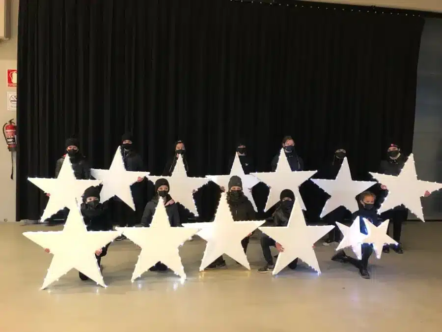 Ballarines de l'escola de dansa solsona que van participar a la Cavalcada de Reis 2022 de Solsona. Elles són les estrelles.