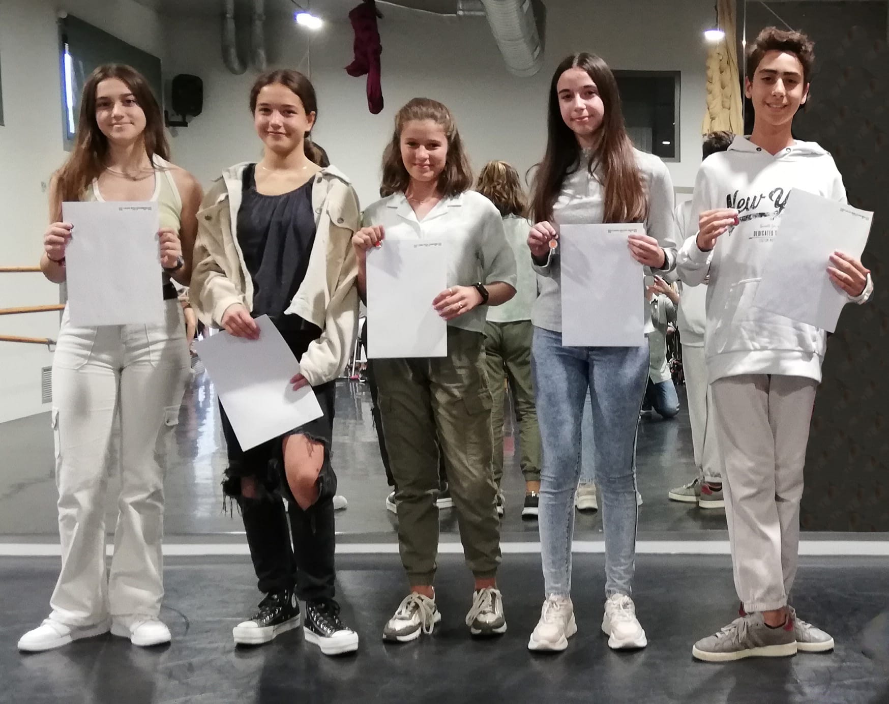 ALUMNAT DE GRAU E. 5è DE LA ROYAL ACADEMY OF DANCE AMB ELS DIPLOMES I LES MEDALLES