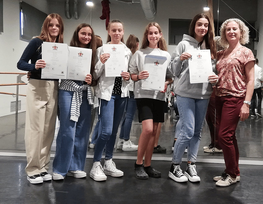 grup de l'Escola de Dansa Solsona de Grau Mitjà 7è de la Royal Academy Of Dance amb els diplomes i medalles obtinguts