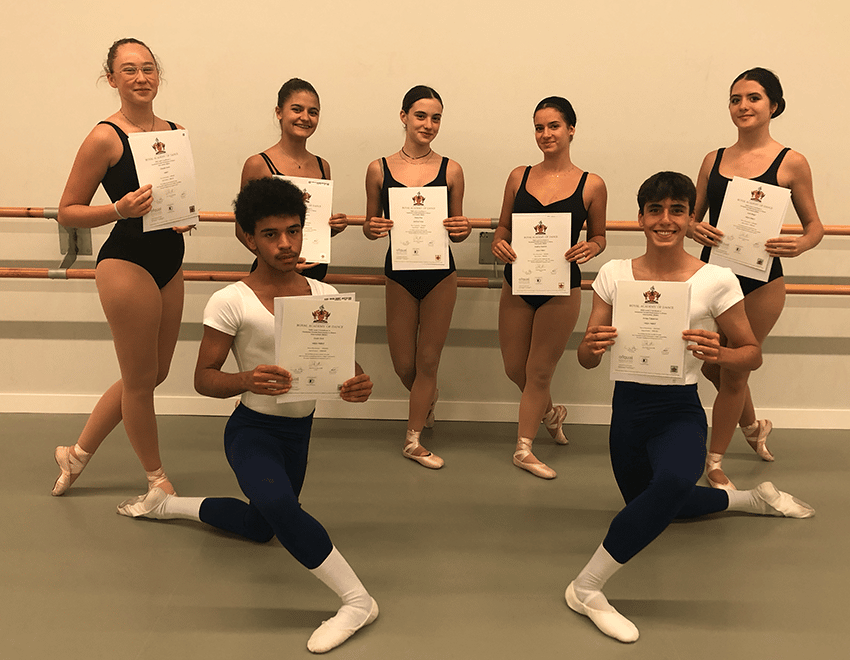 grup de l'Escola de Dansa Solsona de Intermediate (Professional)de la Royal Academy Of Dance amb els diplomes obtinguts