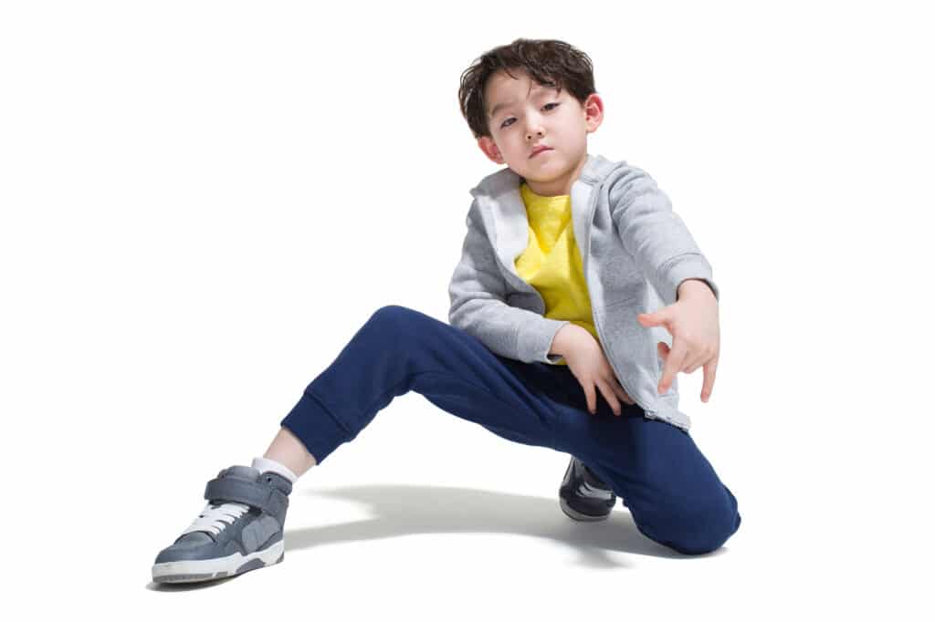 imatge d'un nen que fa dansa urbana, concretament de BreakDance, és HipHop Infantil dels cursos de dansa d'estiu