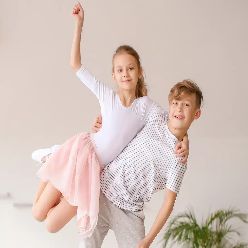 Pas a Deux un nen i una nena fent una elevació de dansa