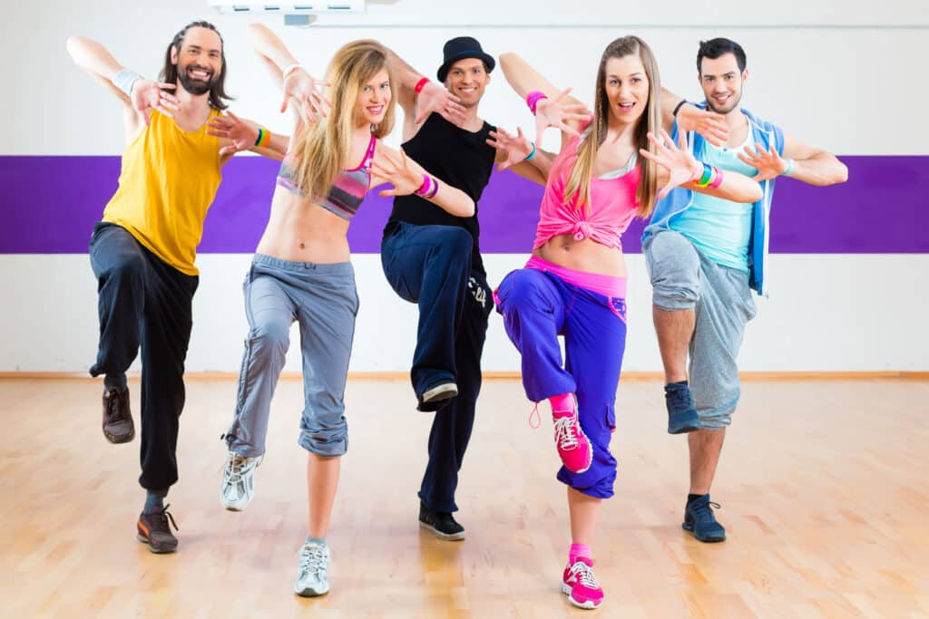 Grup d'adults ballant Ritmes d'Estiu. Similar a Zumba. Curs intensiu al juliol 2025