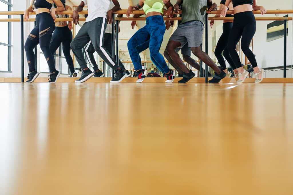 Grup d'adults ballant "Ritmes d'Estiu" a l'escola. Es semblant a Zumba pels ritmes i a Linedance per la colocació espaial en la sala.
