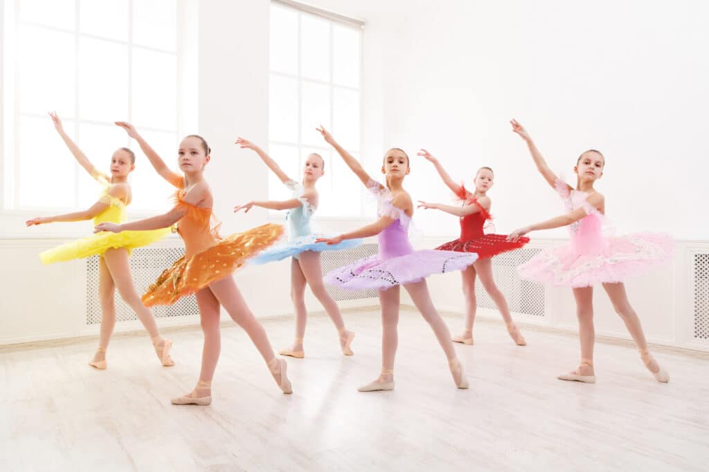 Nenes amb tutú de ballerina dins les classes intensives del curs d'estiu 2025