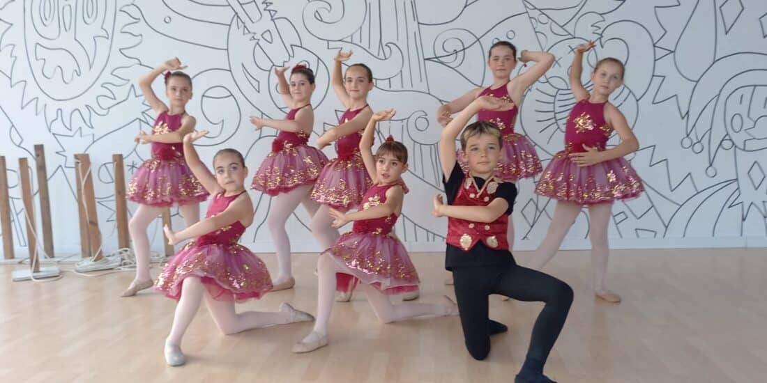 Grup de dansa clàssica, un nen i 7 nenes amb força nivell. Amb vestuari de tutú les noies i armilla el noi. Color granate i or.