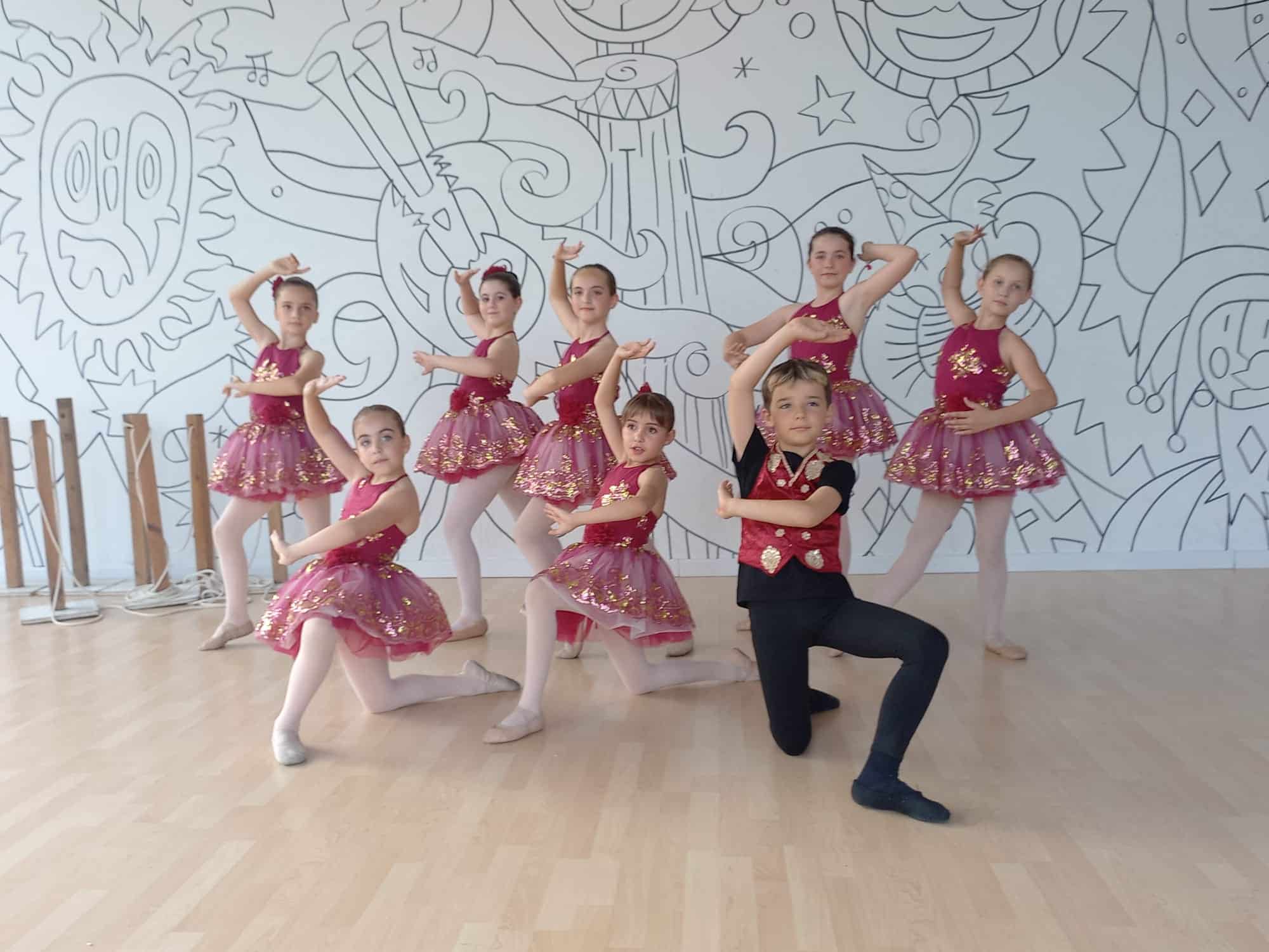 Grup de dansa clàssica, un nen i 7 nenes amb força nivell. Amb vestuari de tutú les noies i armilla el noi. Color granate i or.