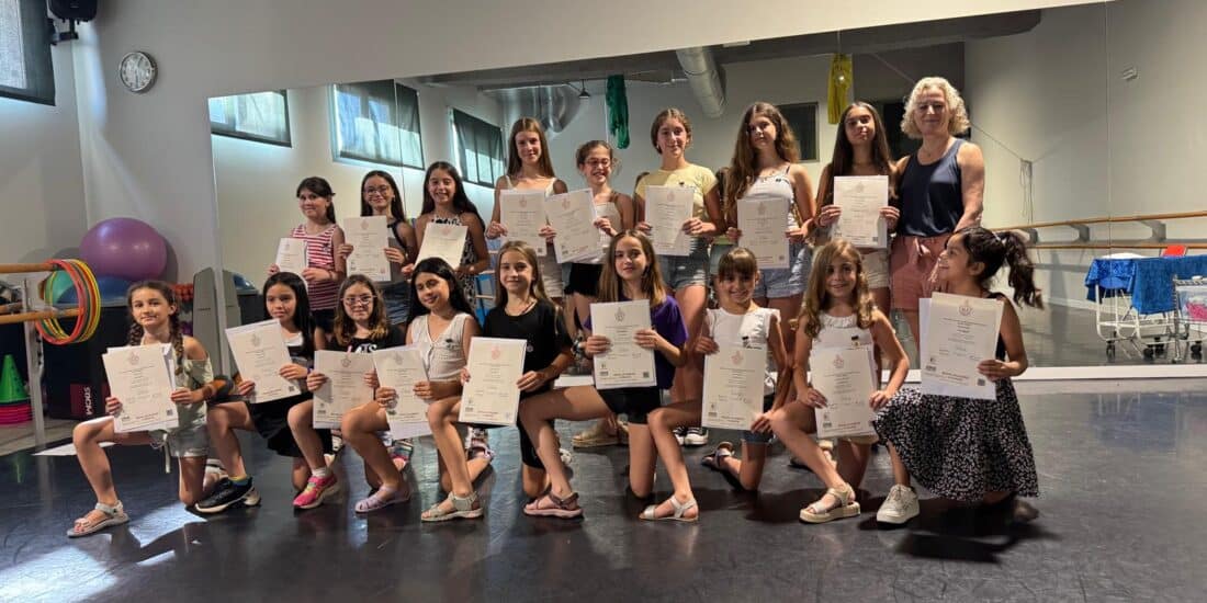 Alumnat de dansa clàssica rebent el seu diploma de pas de curs de la Royal Academy of Dance de Londres.