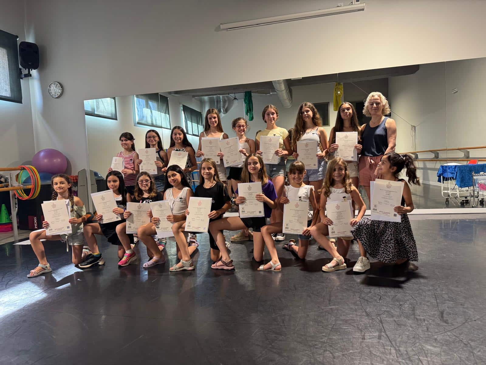 Alumnat de dansa clàssica rebent el seu diploma de pas de curs de la Royal Academy of Dance de Londres.